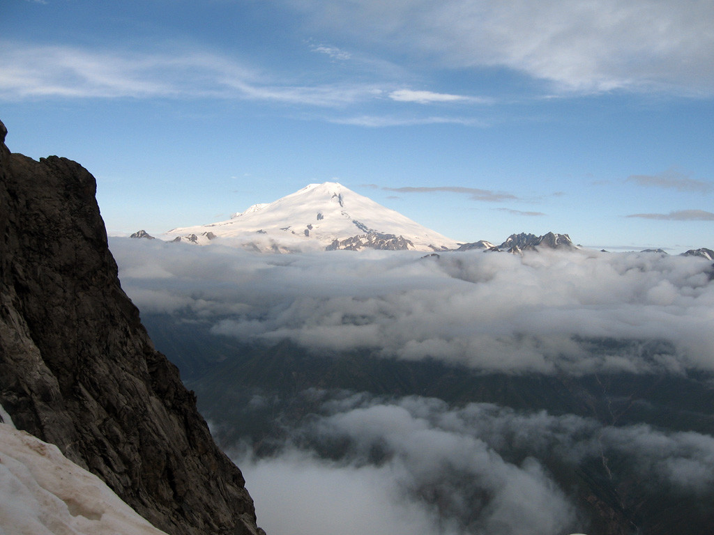 Эльбрус в облаках, Россия – фотографии России
