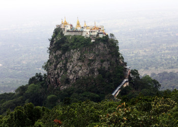 Гора Попа Таунгкалат (Popa Taungkalat) – фотографии Мьянмы