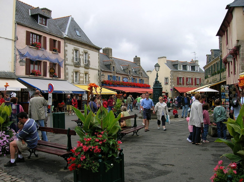 Люди в Конкарно, Франция – фотографии Франции