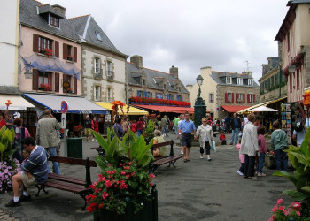 Люди в Конкарно, Франция – фотографии Франции