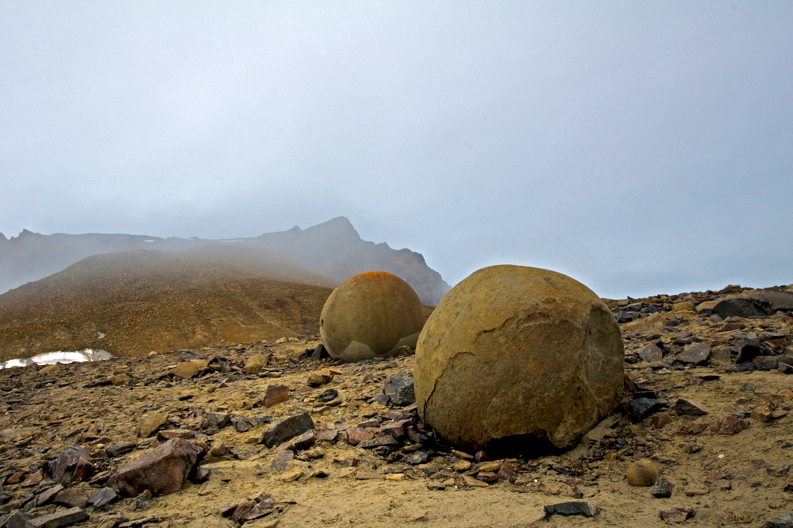 Круглые камни острова Чамп – фотографии России