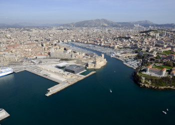 Вид с самолёта на портовую часть Марселя – фотографии Франции