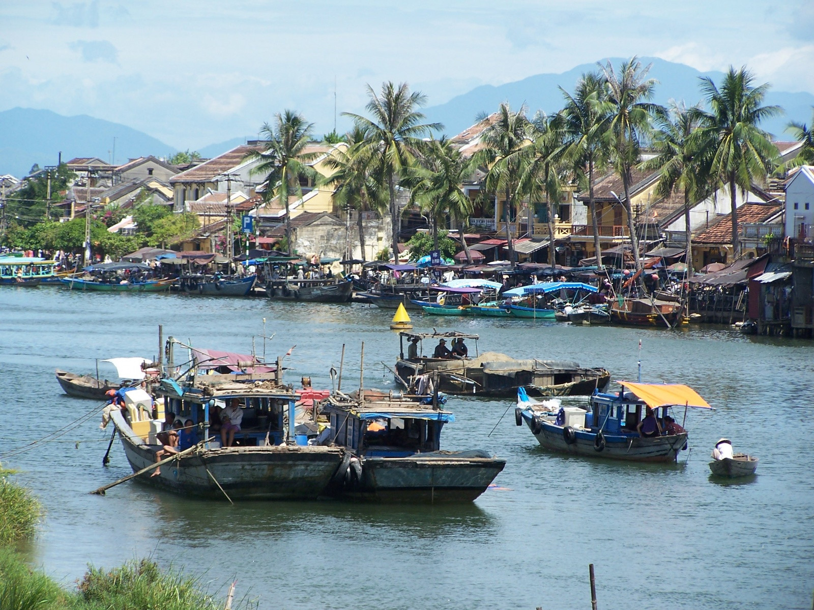 Рыбацкие шхуны на реке в Хойан, Вьетнам – фотографии Вьетнама