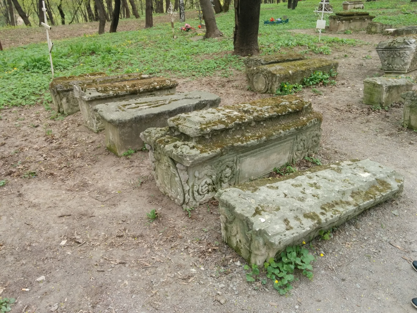 Парк Коломенское, очень старые могилы у церкви – фотографии России