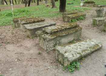 Парк Коломенское, очень старые могилы у церкви – фотографии России