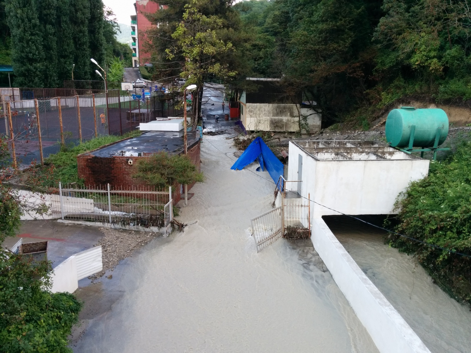 Последствия наводнения в п. Южный. Фото 1 – фотографии России