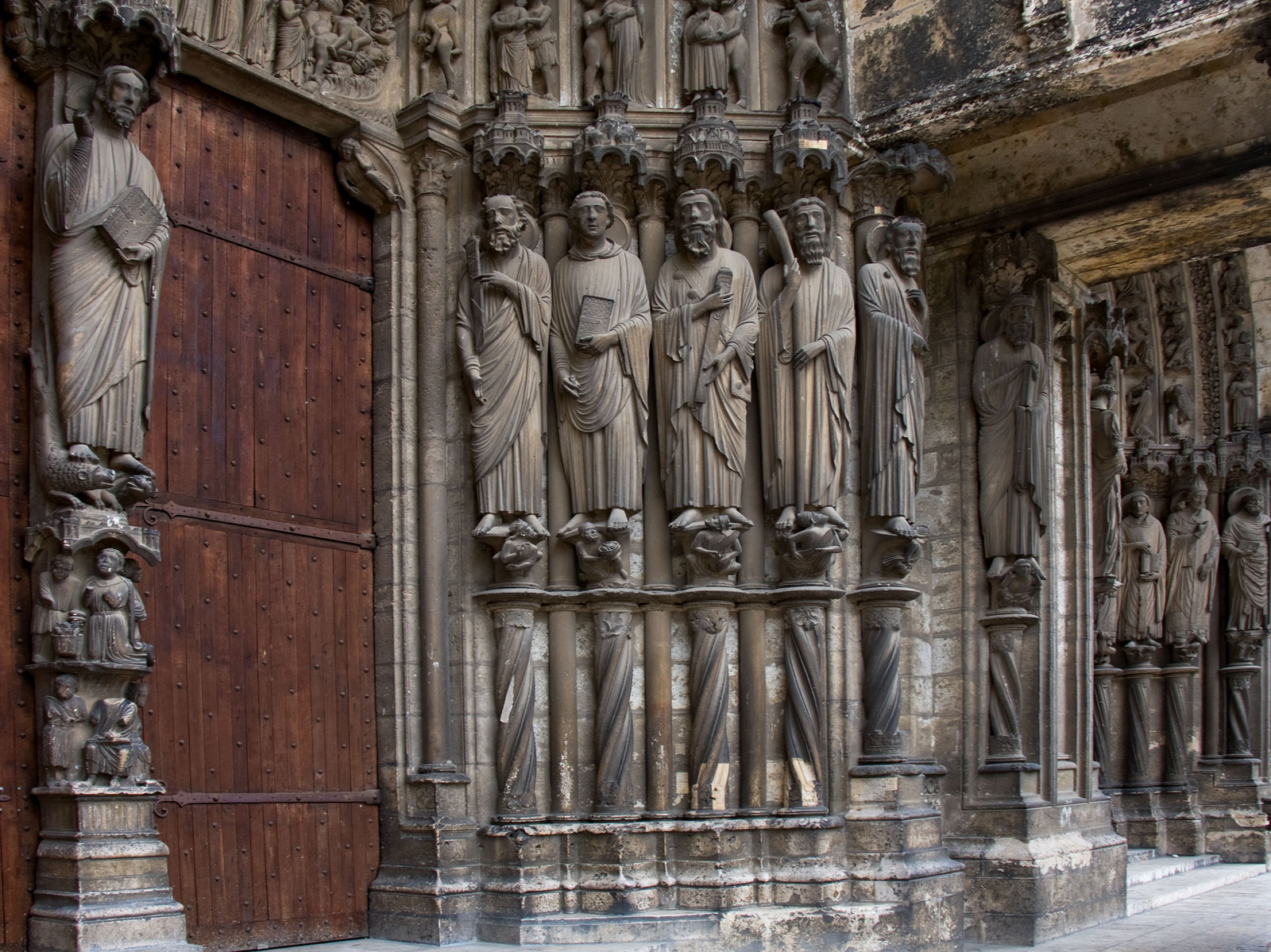 Скульптуры в Шартрском соборе, Франция. Фото 1 – фотографии Франции