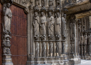 Скульптуры в Шартрском соборе, Франция. Фото 1 – фотографии Франции