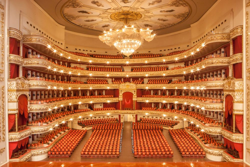 Зрительный зал Большого театра высотой в 5 ярусов на 2153 места украшают позолоченные фигуры – фотографии России