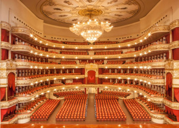 Зрительный зал Большого театра высотой в 5 ярусов на 2153 места украшают позолоченные фигуры – фотографии России