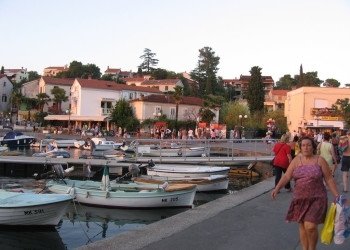 Люди на набережной в Малинске, Хорватия. Фото 2 – фотографии Хорватии