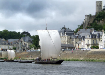 Лодки и парусники в Шиноне, Франция – фотографии Франции