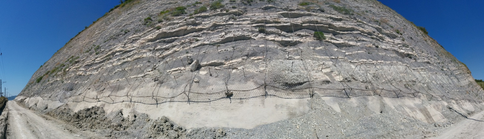 Горы покрыты сеткой для защиты поездов от камнепадов – фотографии России