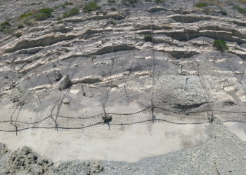 Горы покрыты сеткой для защиты поездов от камнепадов – фотографии России