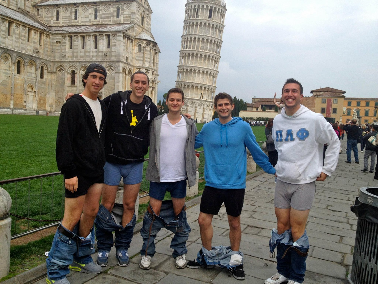 Туристы фоткаются у Пизанской Башни. Фото 3 – фотографии Италии