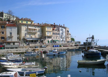 Лодки у причала в Мощеничка-Драга, Хорватия – фотографии Хорватии