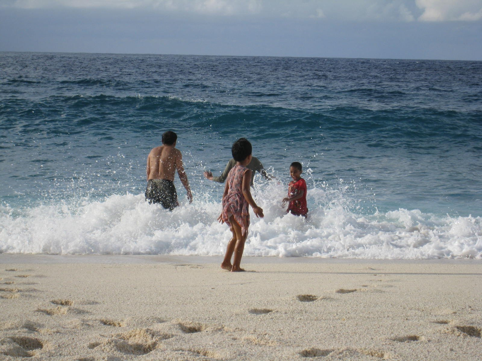 Люди на пляже в Гнавияни Атолл, Мальдивы – фотографии Мальдивских островов
