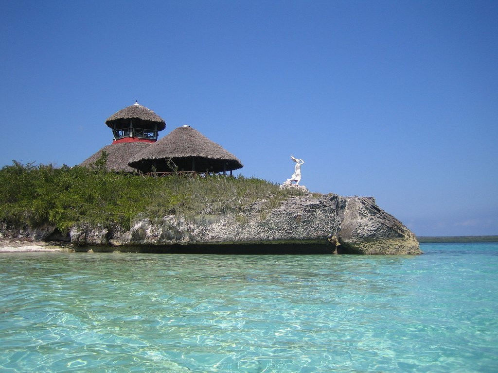 Беседки на берегу в Кайо-Лас-Брухас, Куба – фотографии Кубы