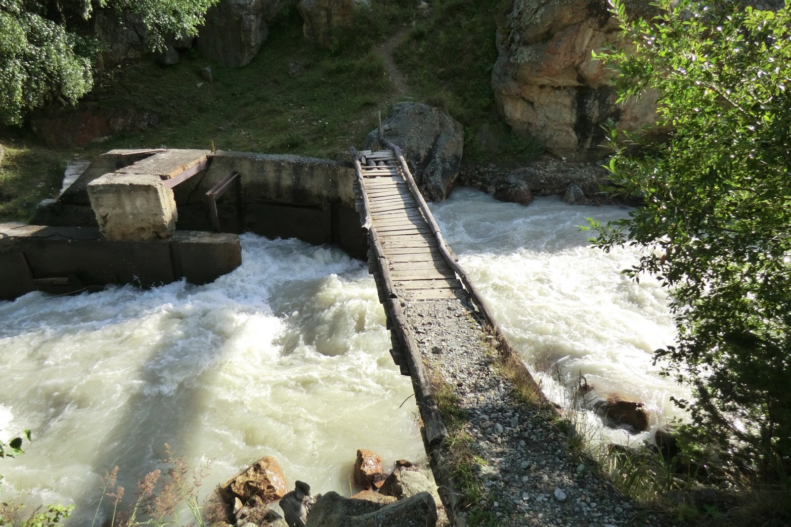 Мостик через горную реку Адыл-Су, Кабардино-Балкария, Россия – фотографии России