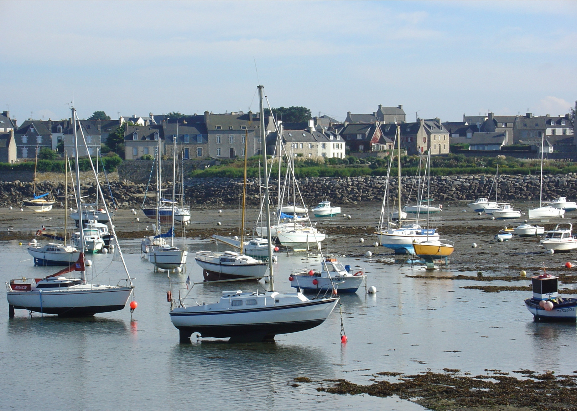 Лодки и парусники в Роскофе, Франция – фотографии Франции