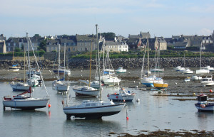 Лодки и парусники в Роскофе, Франция – фотографии Франции