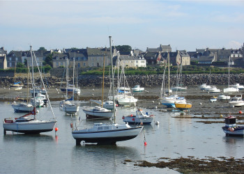 Лодки и парусники в Роскофе, Франция – фотографии Франции