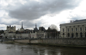 Набережная в Сомюре, Франция – фотографии Франции