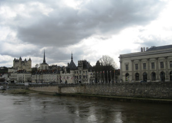 Набережная в Сомюре, Франция – фотографии Франции