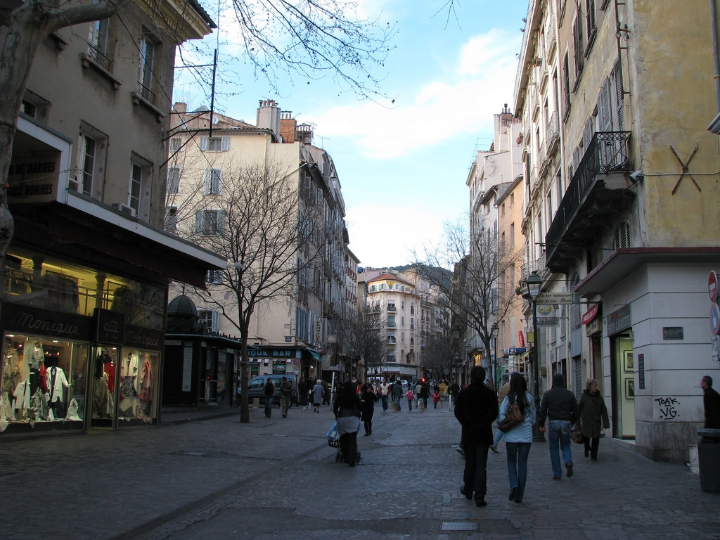 Улица в Тулоне, Франция – фотографии Франции