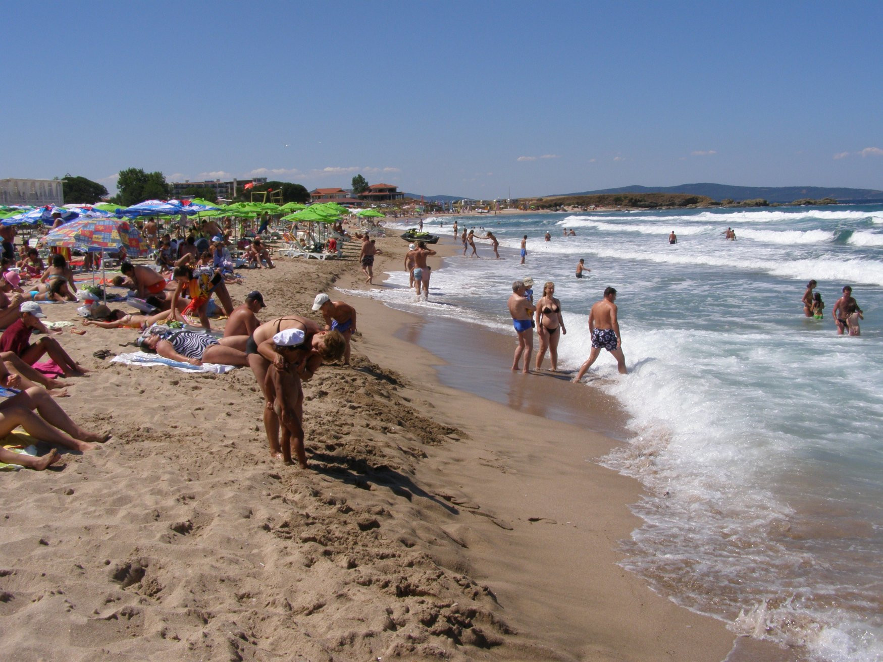 Люди на пляже в Лозенец, Болгария – фотографии Болгарии