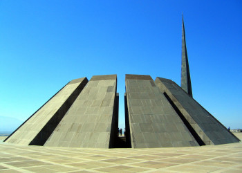 Мемориальный комплекс Цицернакаберд (Tsitsernakaberd), Ереван, Армения – фотографии Армении