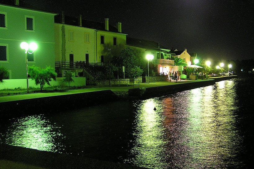 Вечер на набережной в Петрчане, Хорватия – фотографии Хорватии