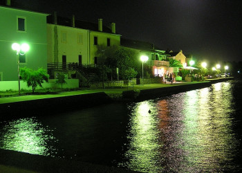 Вечер на набережной в Петрчане, Хорватия – фотографии Хорватии