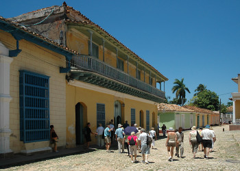 Туристы в Тринидаде, Куба – фотографии Кубы