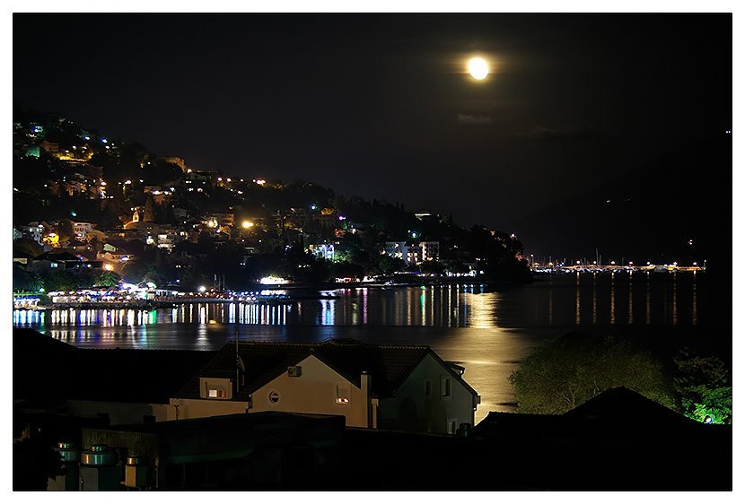 Ночная жизнь в Игало, Черногория – фотографии Черногории