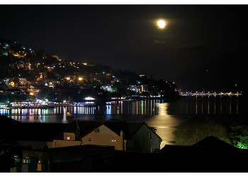 Ночная жизнь в Игало, Черногория – фотографии Черногории