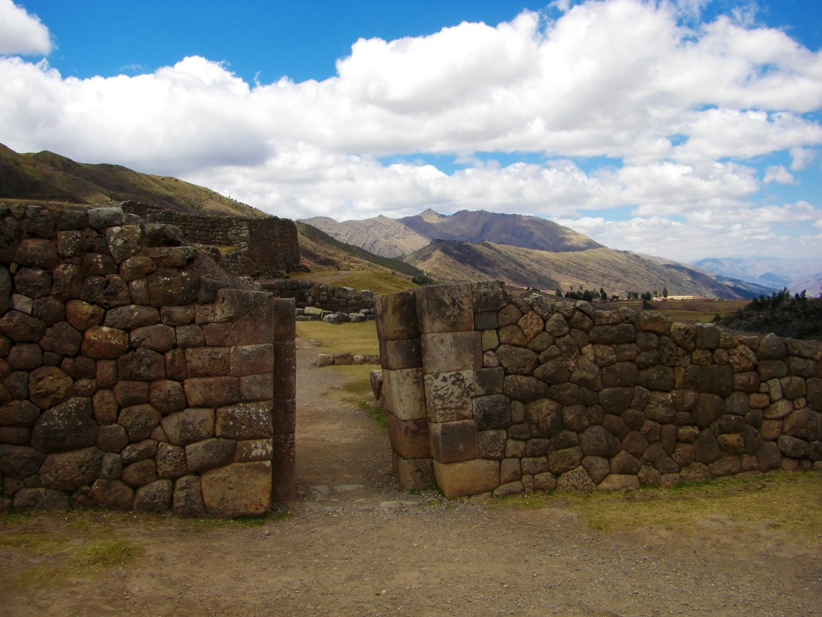 Вход в крепость – фотографии Перу