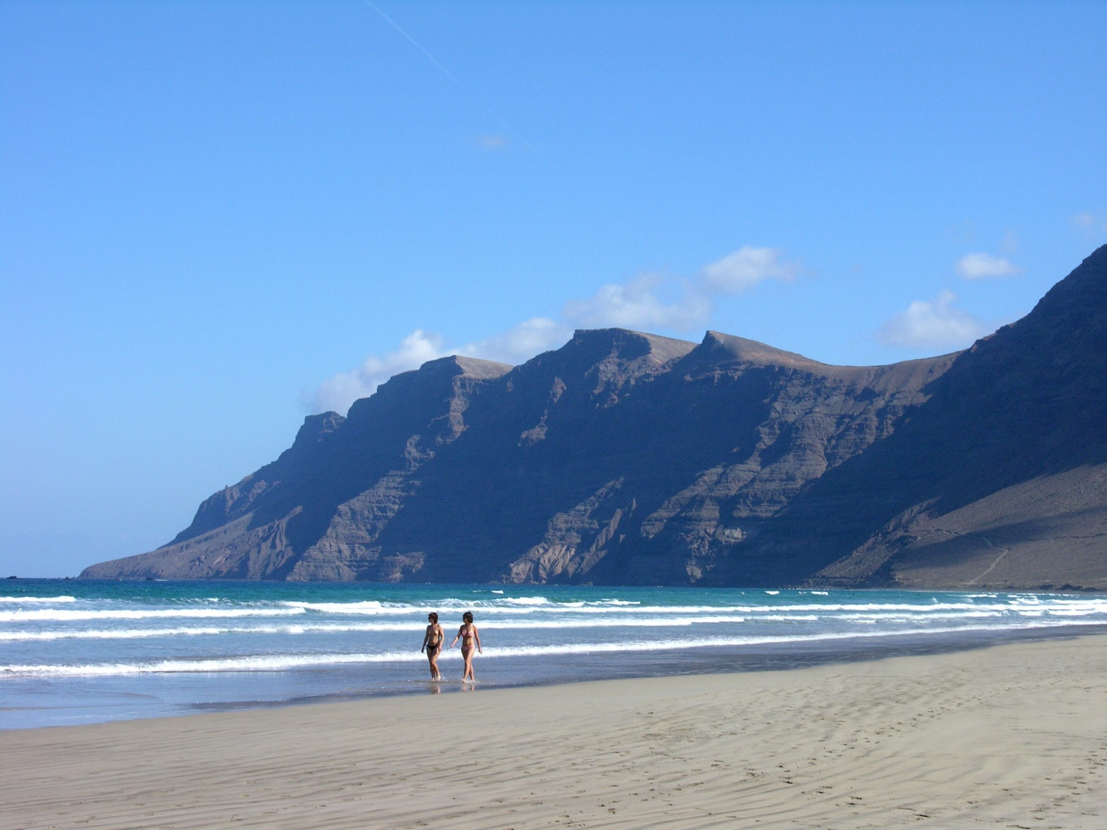 Пляж Фамара на острове Лансароте, Канарские острова – фотографии Канарских островов