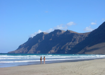 Пляж Фамара на острове Лансароте, Канарские острова – фотографии Канарских островов