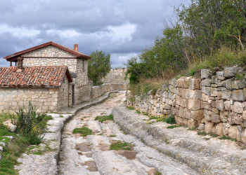 Крепость Чуфут-Кале недалеко от Бахчисарая, Крым – фотографии России