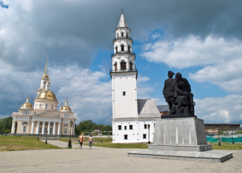 Невьянская башня в городке Невьянск в Свердловской области – фотографии России