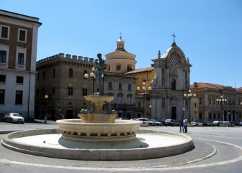 Главная площадь Дуомо в Л’Aквиле – фотографии Италии