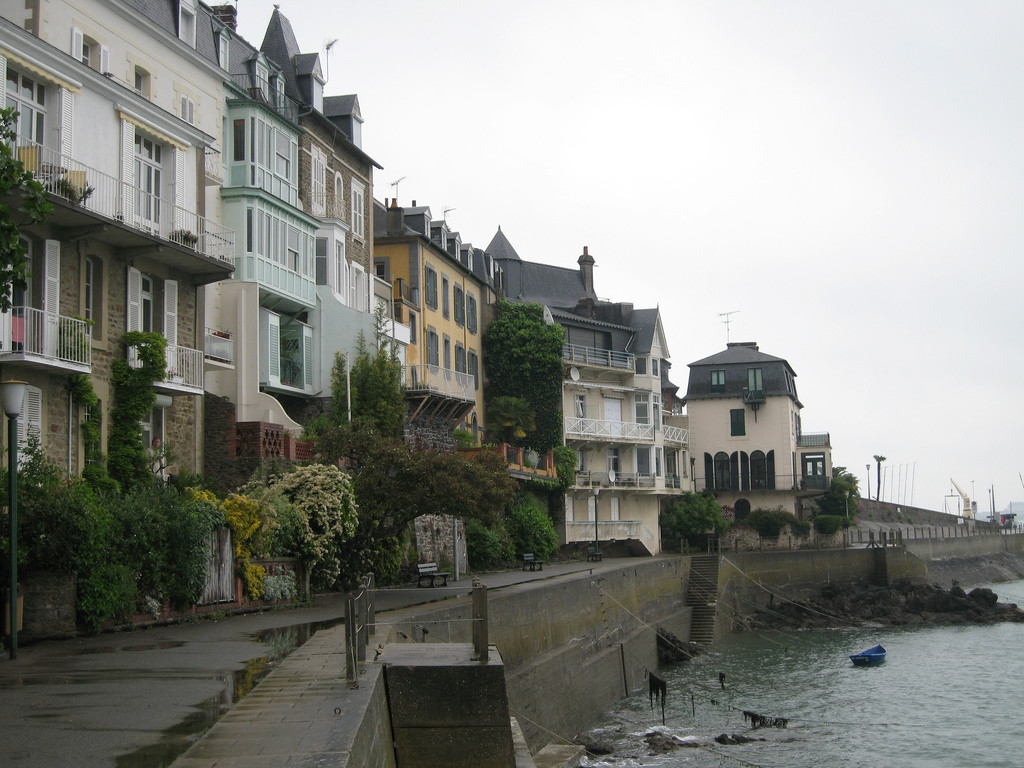 Набережная в Динарде, Франция – фотографии Франции