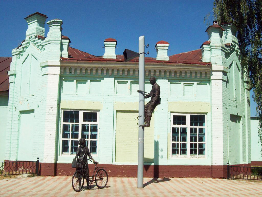 Памятник почтальонам и связистам в Елабуге – фотографии России