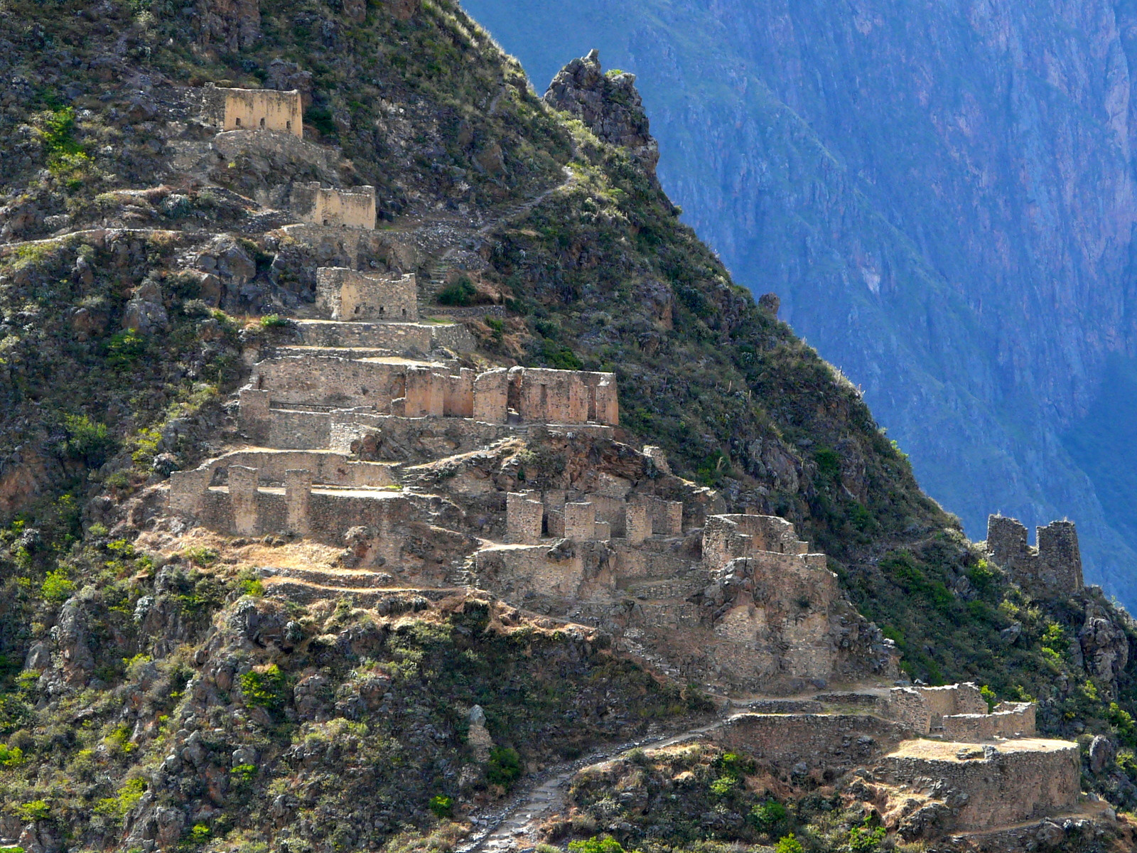 Панорамный вид руин Ольянтайтамбо – фотографии Перу
