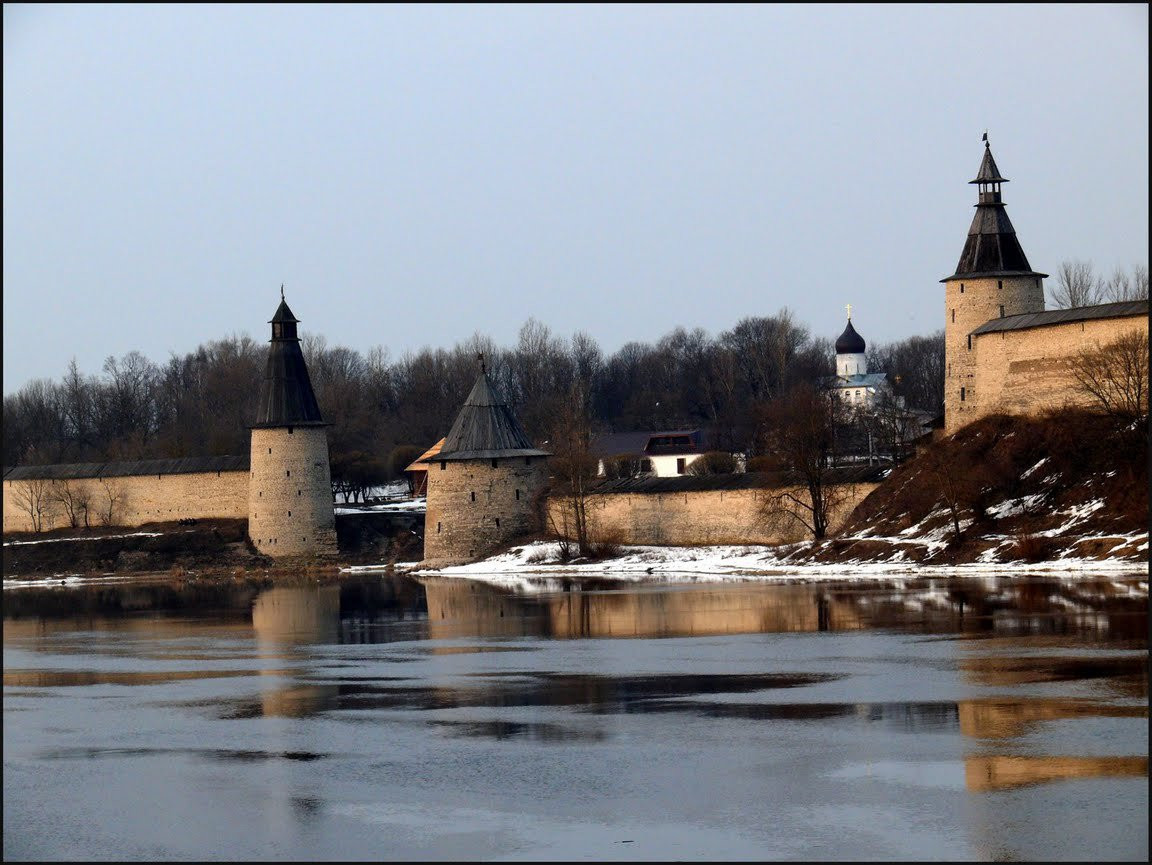 Крепостные стены и башни Псковского Кремля – фотографии России