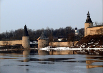 Крепостные стены и башни Псковского Кремля – фотографии России