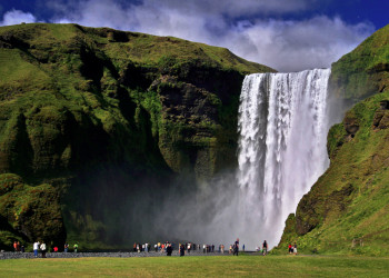Водопад Скоугафосс (Skogafoss) в Исландии – фотографии Исландии