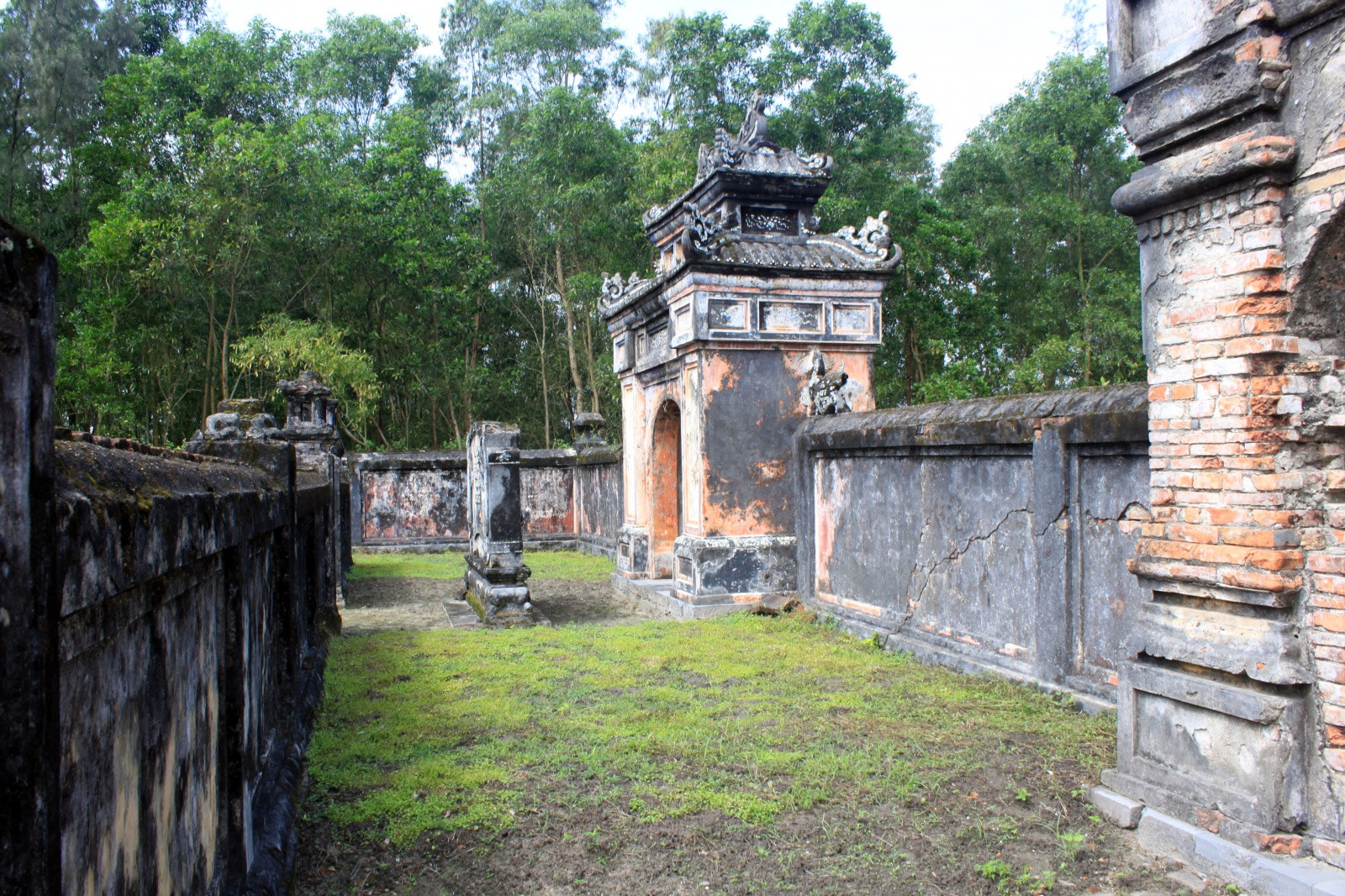 Гробница Зук Дык рядом с городом Хюэ – фотографии Вьетнама