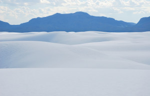 Пустыня Белых песков (WhiteSands) в штате Нью-Мексико, США – фотографии США